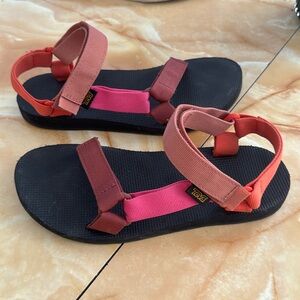 Like new color block teva sandals